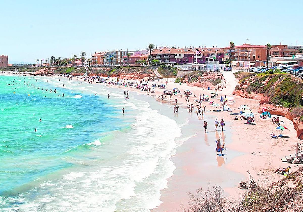Edificios en primera línea de playa, en la Torre de la Horadada.