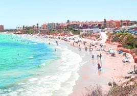 Edificios en primera línea de playa, en la Torre de la Horadada.