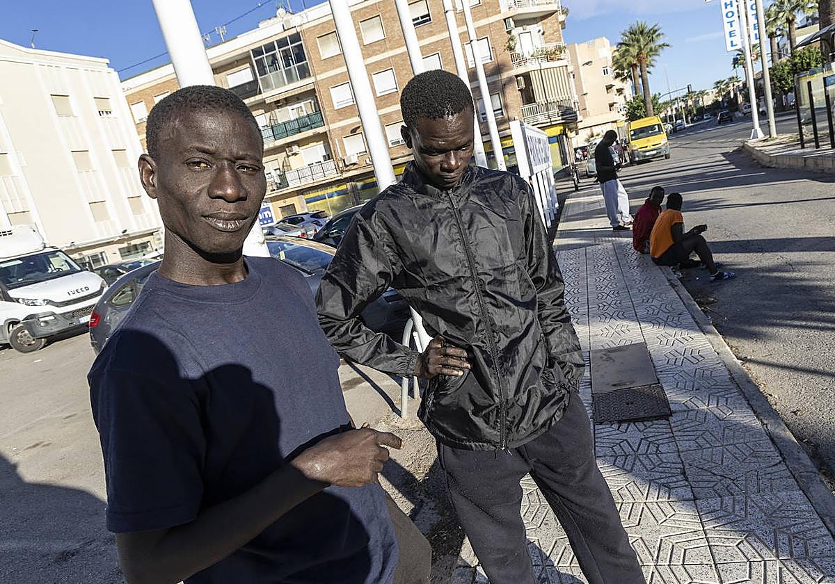 Varios jóvenes africanos recién trasladados por el Gobierno a Cartagena, ayer en la puerta del hotel en el que han sido alojados.