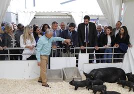 El presidente de la Región sostiene un lechón de chato murciano del ganadero José Reverte, en la inauguración de Sepor.