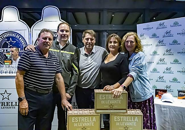 Ganadores del primer Estrella Levante. Joaquín Medina (c), el gerente de Golf Altorreal, posa con algunos campeones de la prueba.