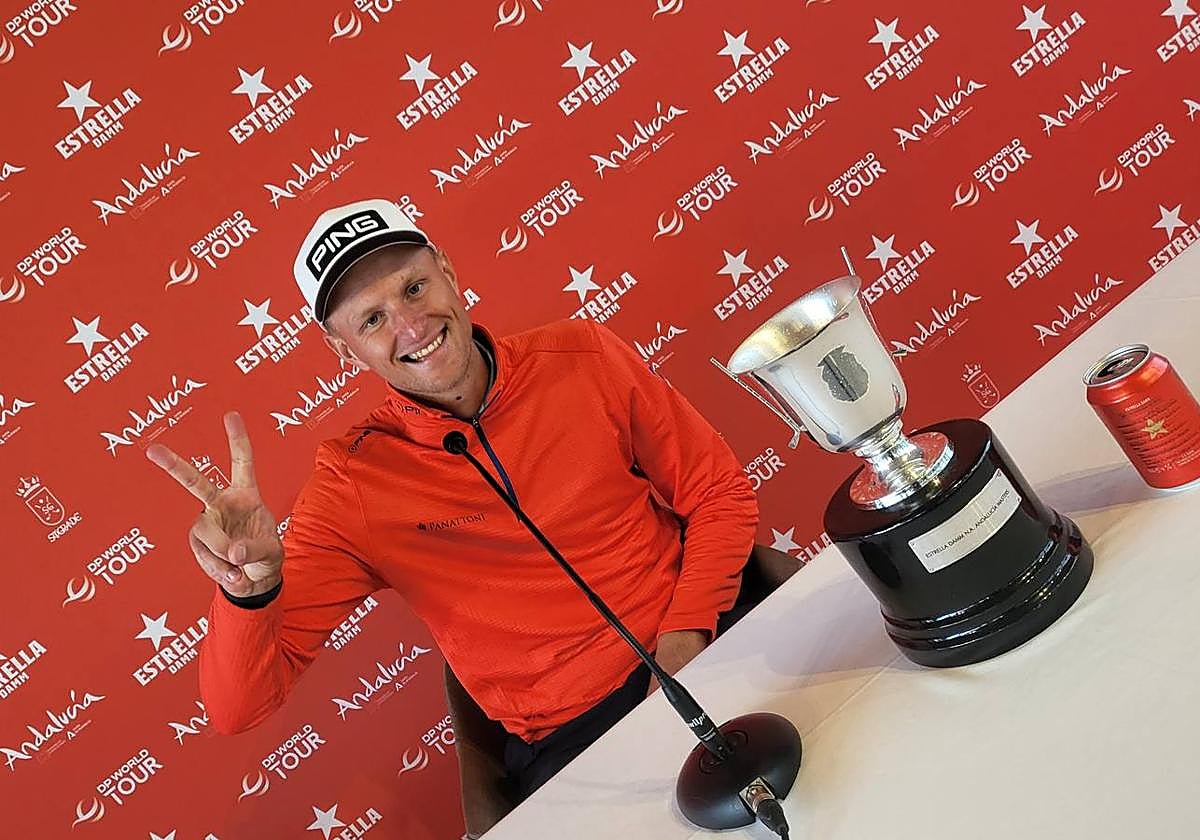 Saboreando el triunfo. El campeón polaco Meronk posa feliz para LA VERDAD, con su copa y su lata de cerveza en la sala de prensa.