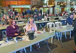 Participantes de una cata de vinos.