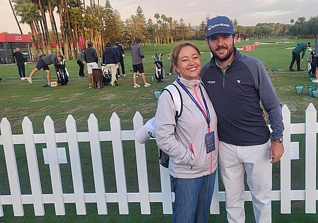 Monse y Ángel juntos, al lado de la cancha de prácticas de Sotogrande.