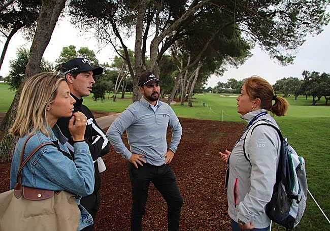 Monse hablando en el campo con los amigos de su 'Gordi': María, Nacho y Calvin.