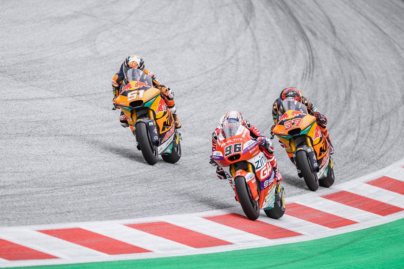 El despegue se frenó al romperse el fémur haciendo motocross, pero solo dos meses después volvió a competir en Austria, donde rozó el milagro y acabó cuarto. En la foto, junto a Jake Dixon y Augusto Fernández.