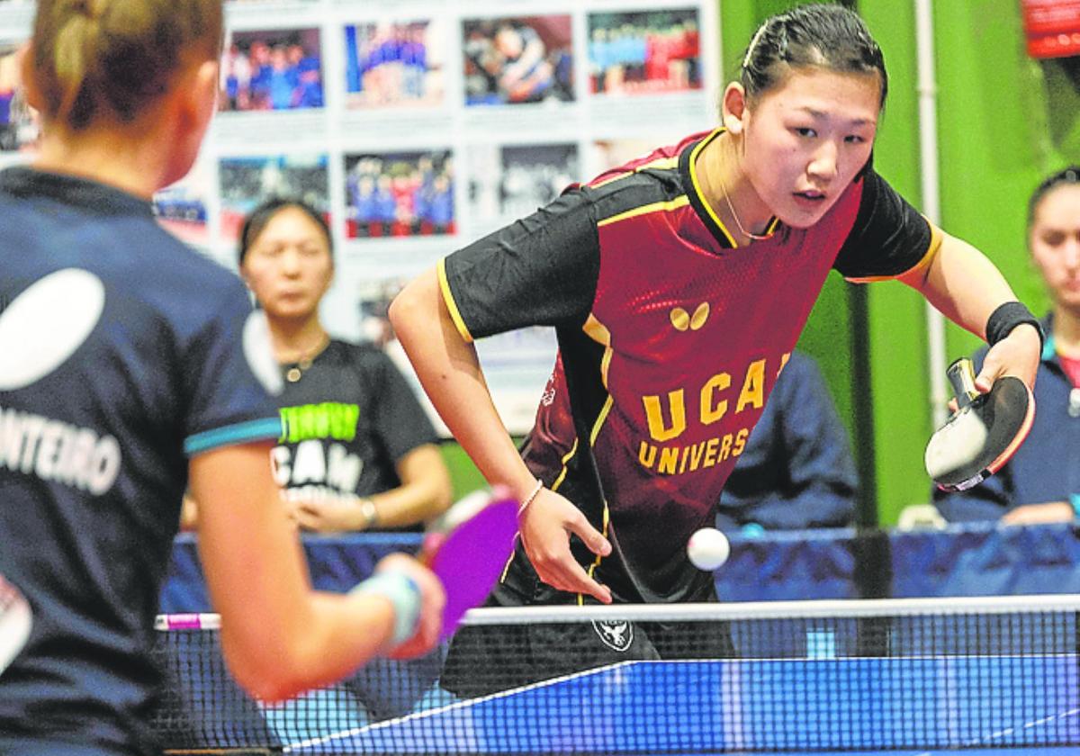 María Xiao golpea la bola en el duelo del jueves.