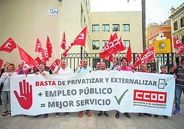 Un momento de la protesta realizada ayer por CC OO ante la Delegación del Gobierno en Murcia.