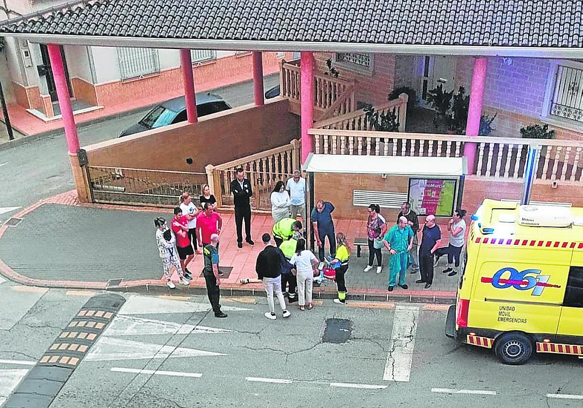 Los servicios de emergencias atienden a la víctima tras ser agredida en el rellano del edificio donde vive.