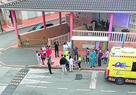 Los servicios de emergencias atienden a la víctima tras ser agredida en el rellano del edificio donde vive.