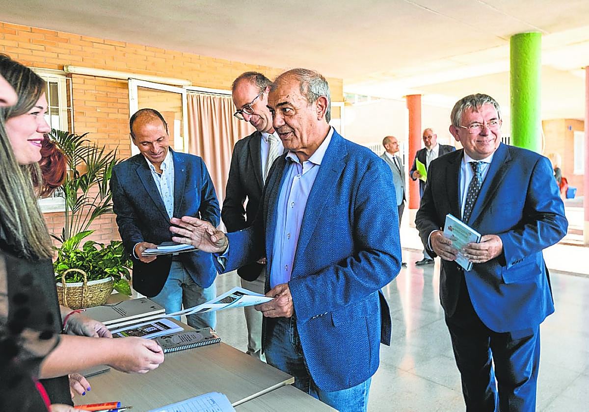 El consejero Marín, el presidente de Ucoerm, Juan Antonio Pedreño, y el del Consejo Escolar, José F. Parra.