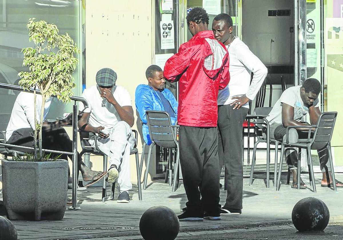 Inmigrantes trasladados a Cartagena desde Canarias, en la puerta del hotel donde los alojan.
