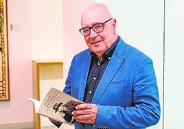 Rafael Jiménez Asensio, con su libro 'El legado de Galdós' en las manos.