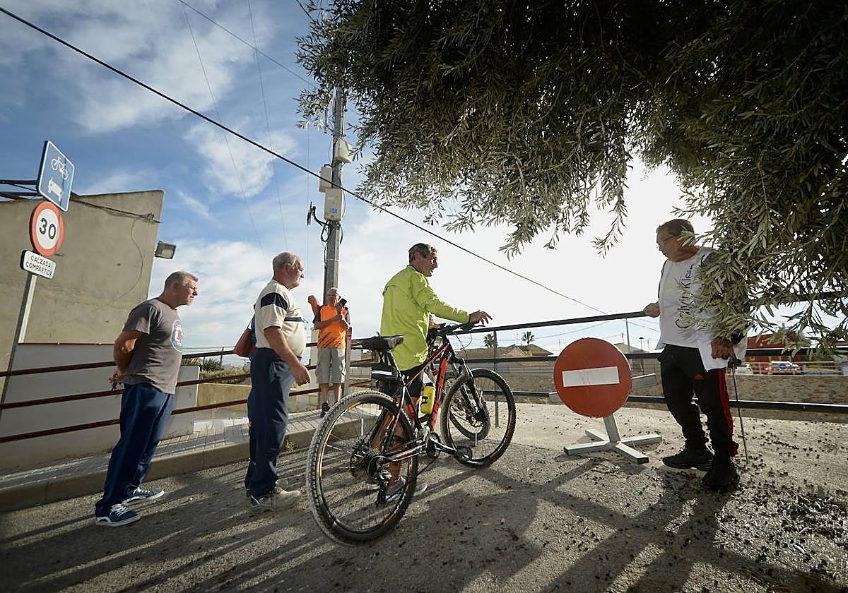 Un grupo de vecinos contempla la orilla de La Basca.