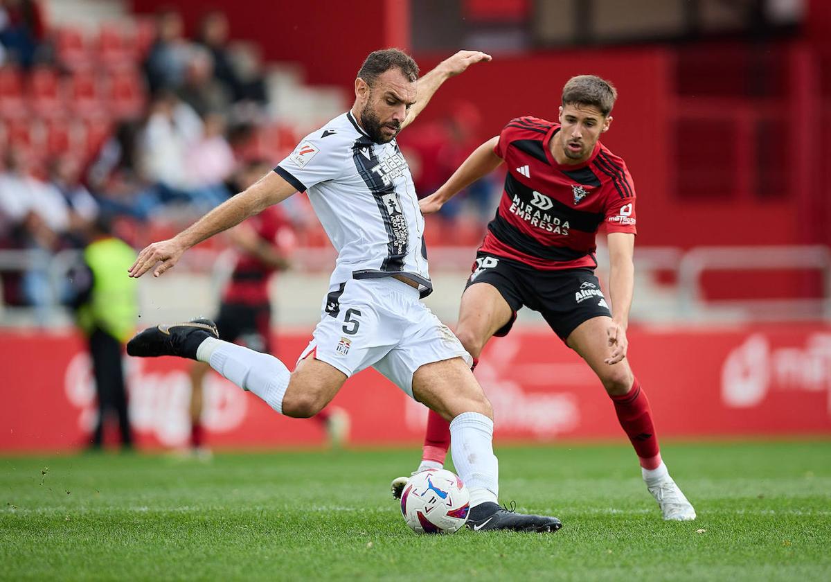 Gonzalo Verdú despeja el balón.