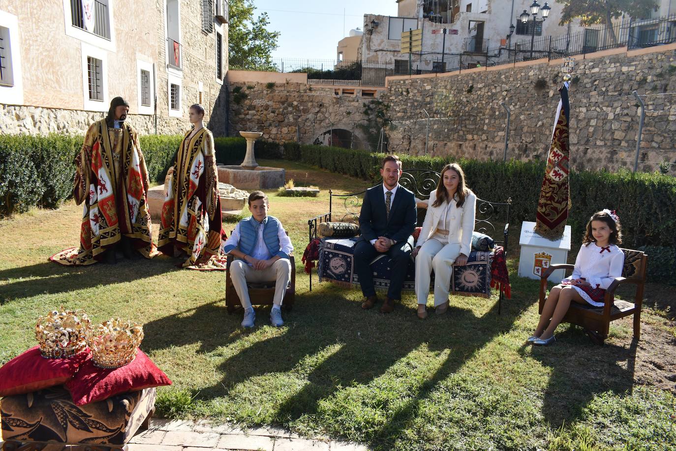 Javier Ramírez, Andrés Navarro, Guillermina Andújar y Elena Ramírez en los jardines del Museo de la Fiesta.
