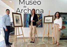 Patricia Fernández muestra las obras.