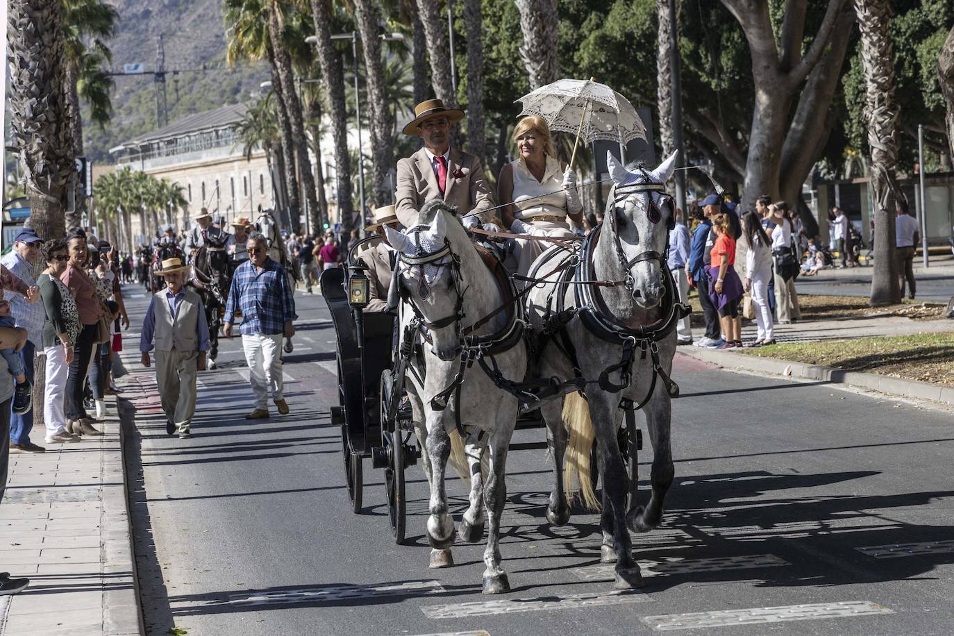 Enganches y carros de época cautivan en el Muelle de Cartagena