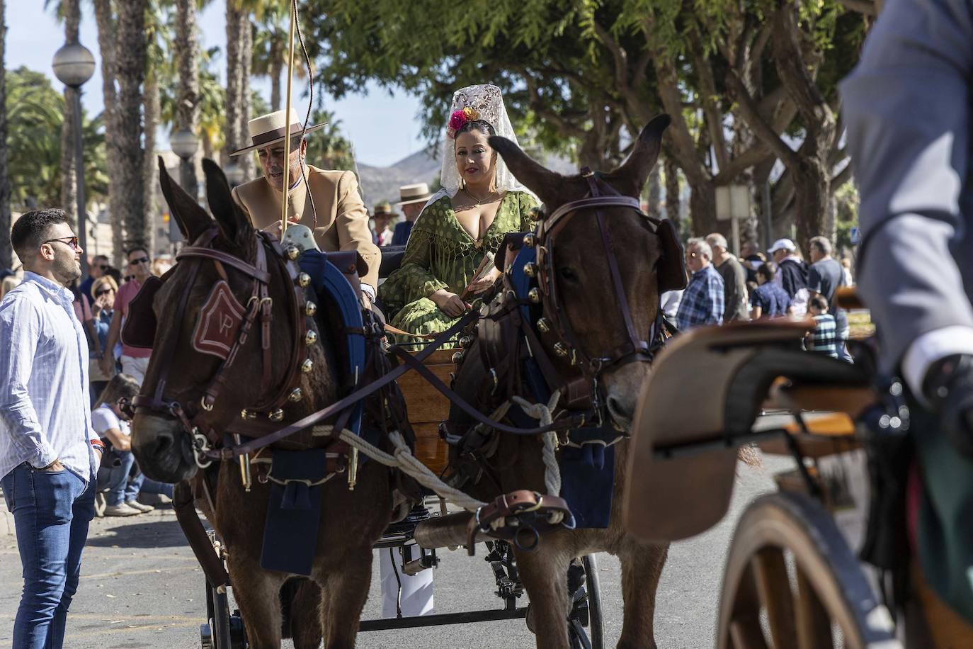 Enganches y carros de época cautivan en el Muelle de Cartagena