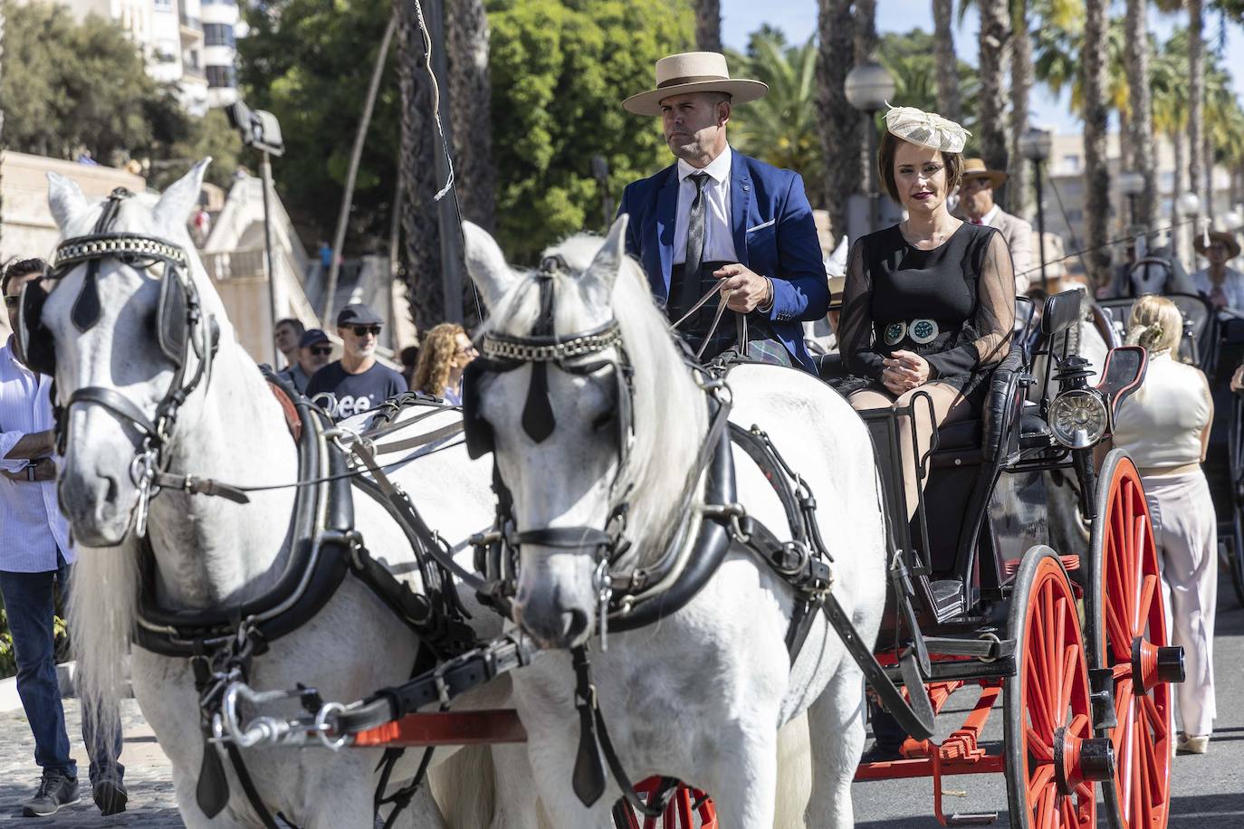Enganches y carros de época cautivan en el Muelle de Cartagena