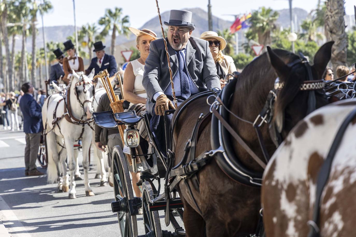 Enganches y carros de época cautivan en el Muelle de Cartagena
