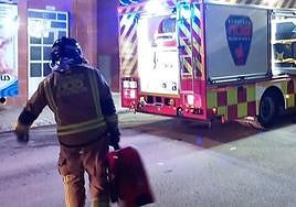 Un bombero junto a un vehículo de extinción de incendios, en una imagen de archivo.