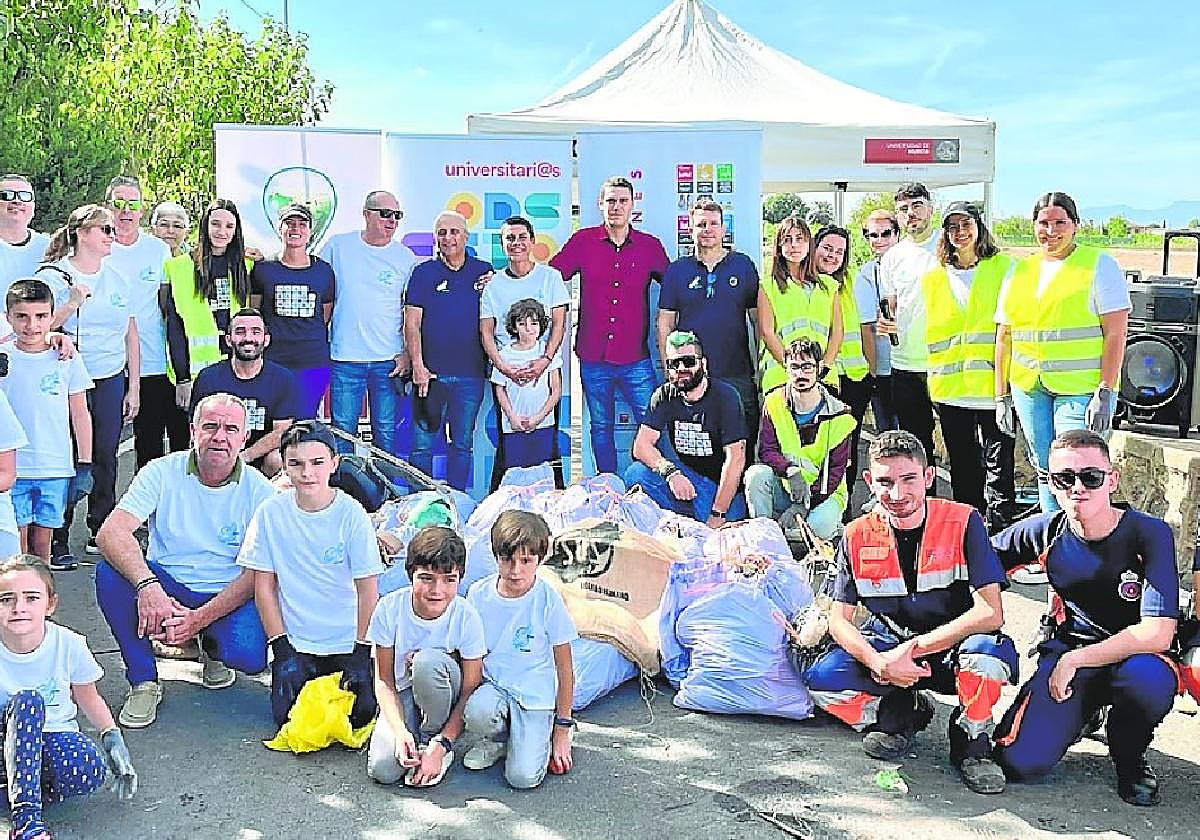 Un grupo de participantes en la iniciativa de limpieza en el margen del río Segura, en Beniel.
