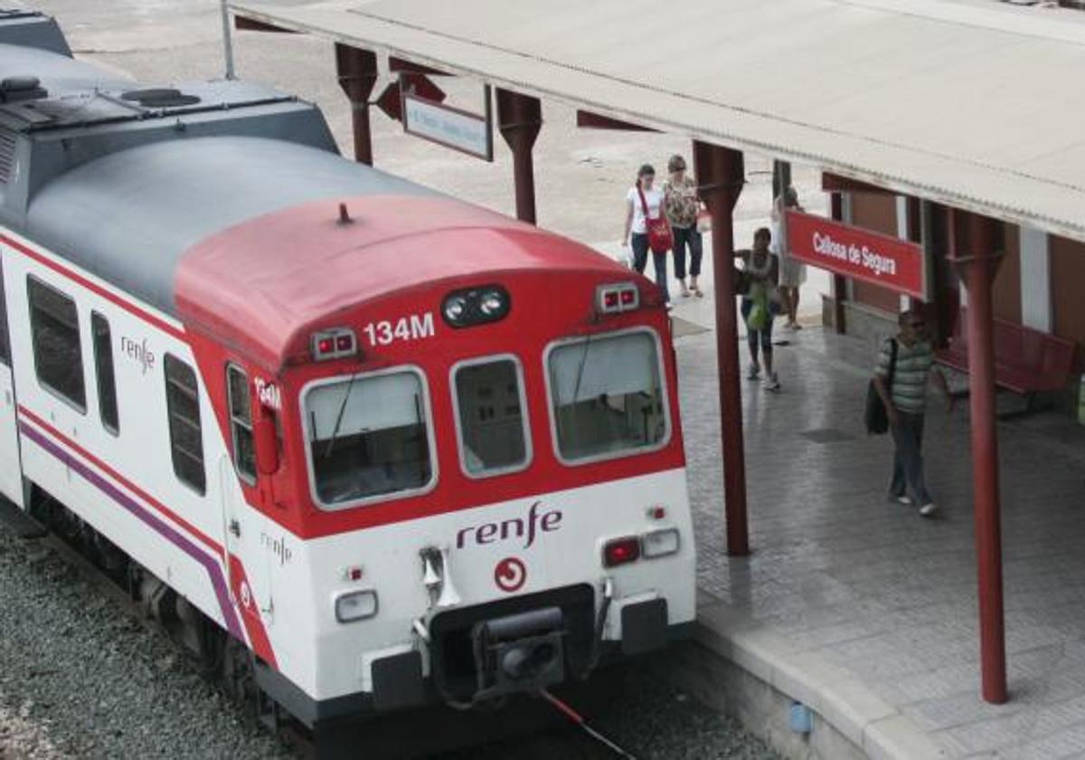 Tren estacionado en las vías del tren junto a la parada de Callosa de Segura, en una foto de archivo.