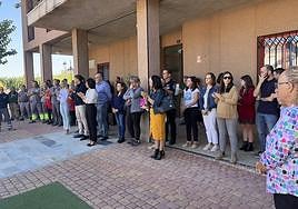 Concentración de vecinos, este lunes, en señal de duelo por el suceso.