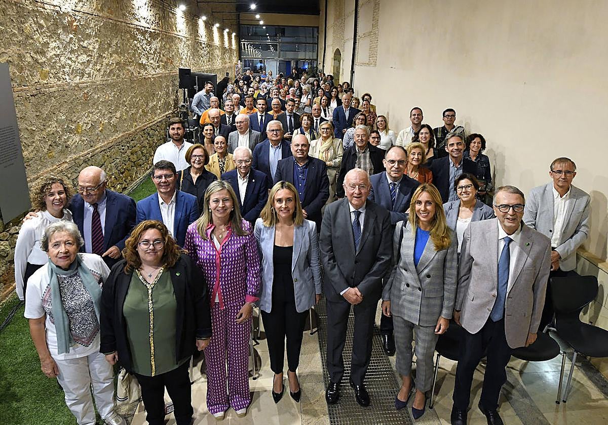 Foto de familia del acto de reconocimiento de las asociaciones beneficiadas en la 'Convocatoria de Ayudas de Acción Social 2023'.