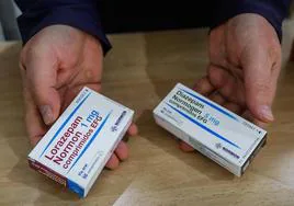 Un farmacéutico muestra dos medicamentos, en una imagen de archivo.