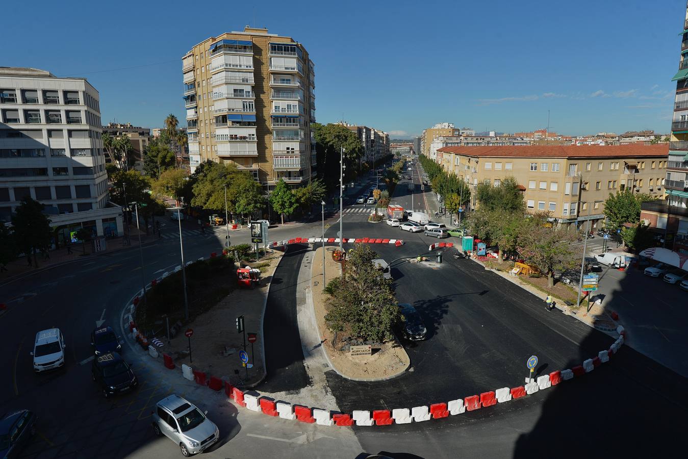 La rotonda provisional en Díez de Revenga, en la que ya se ve el nuevo carril bus, también desaparece.
