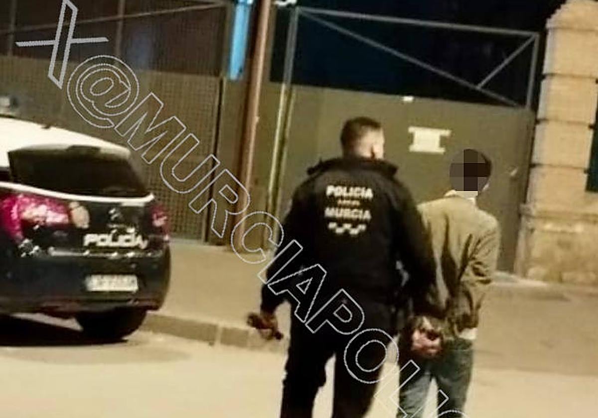 Un agente de la Policía Local de Murcia detiene al individuo.