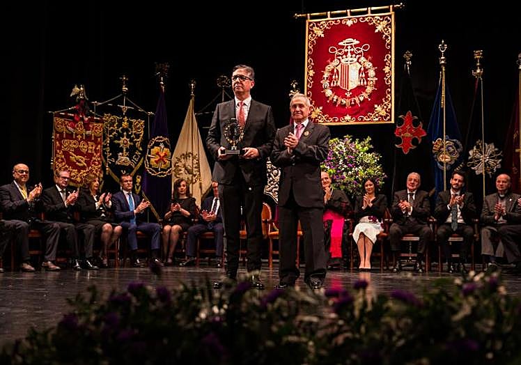 Sáez Sironi, el pasado marzo, junto al pregonero de este año, Roberto Rabasco.