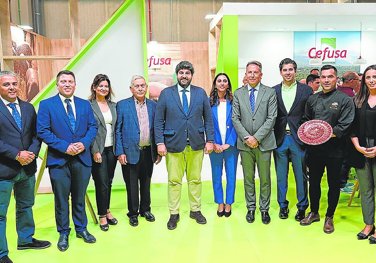 El presidente de la Comunidad, Fernando López Miras, rodeado del equipo directivo de Cefusa.