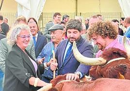 Teresa López y Fernando López Miras acarician a dos vacas murciano-levantinas.
