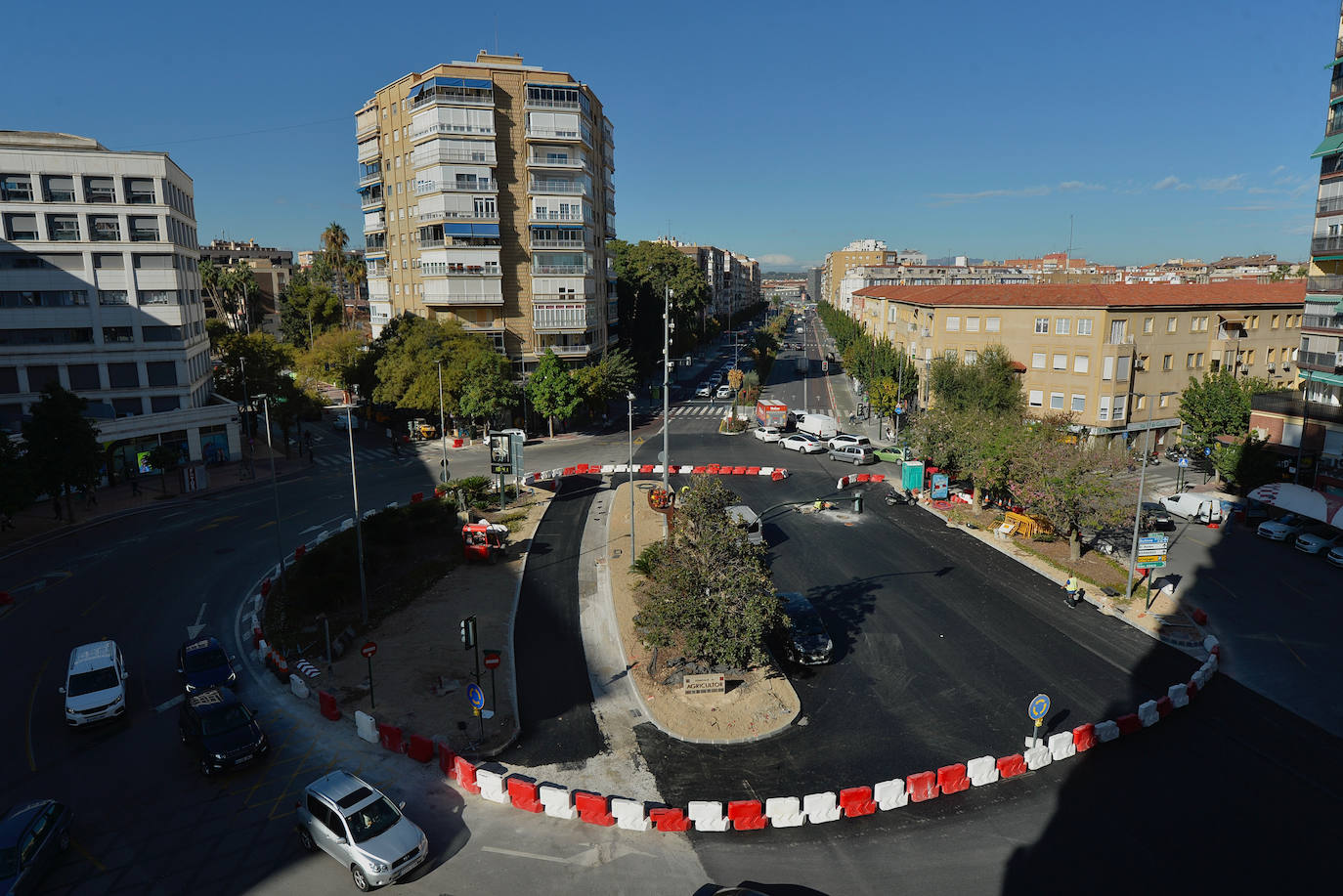 Obras en la plaza Díez de Revenga, ayer, con el nuevo carril bus construido y asfaltado.