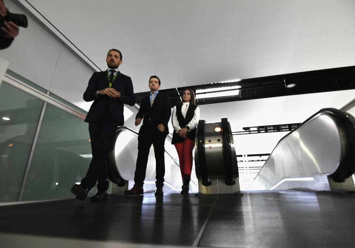 José Manuel Pancorbo, en el centro, este martes en la visita al Aeropuerto de la Región de Murcia.