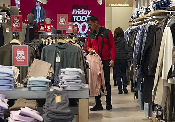 Unos clientes compran en un comercio durante el Black Friday, el año pasado.