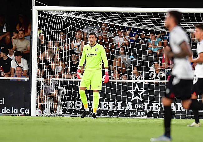 El portero Raúl Lizoain, frente al Eibar.