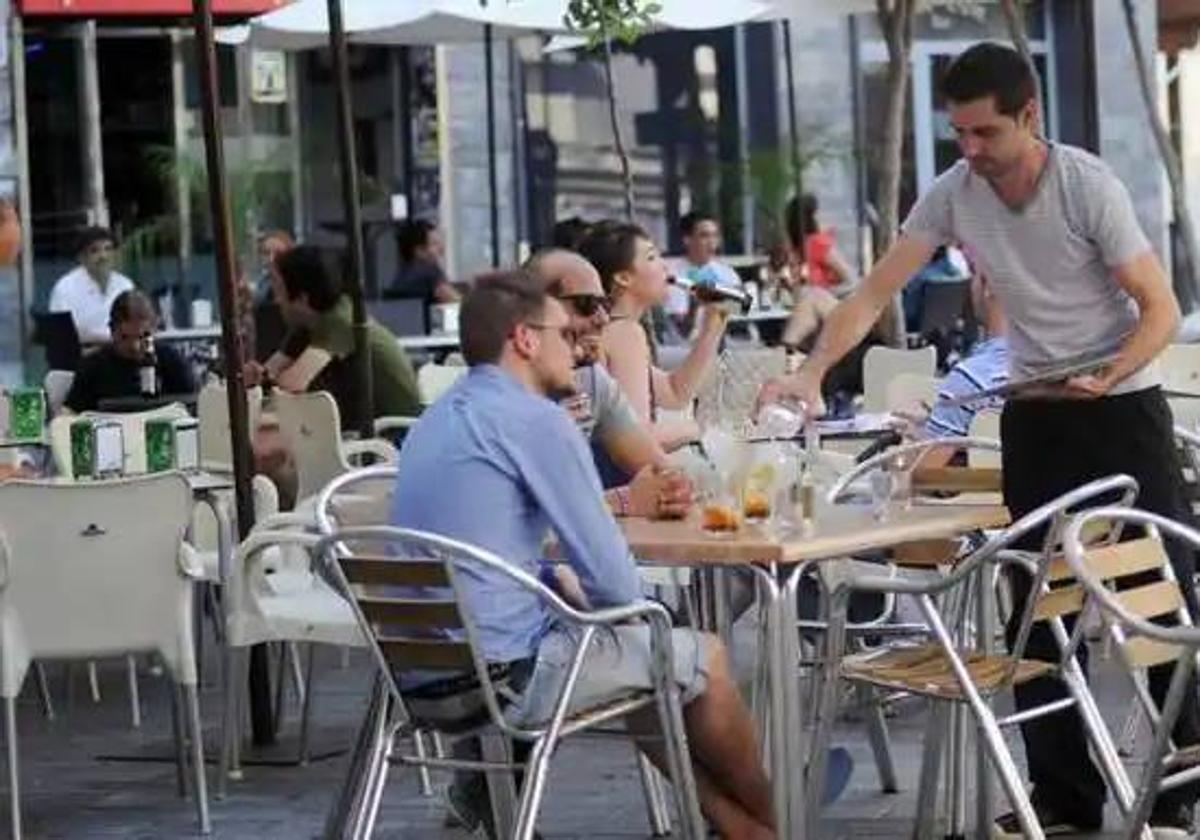 Imagen de archivo de una terraza de un bar.