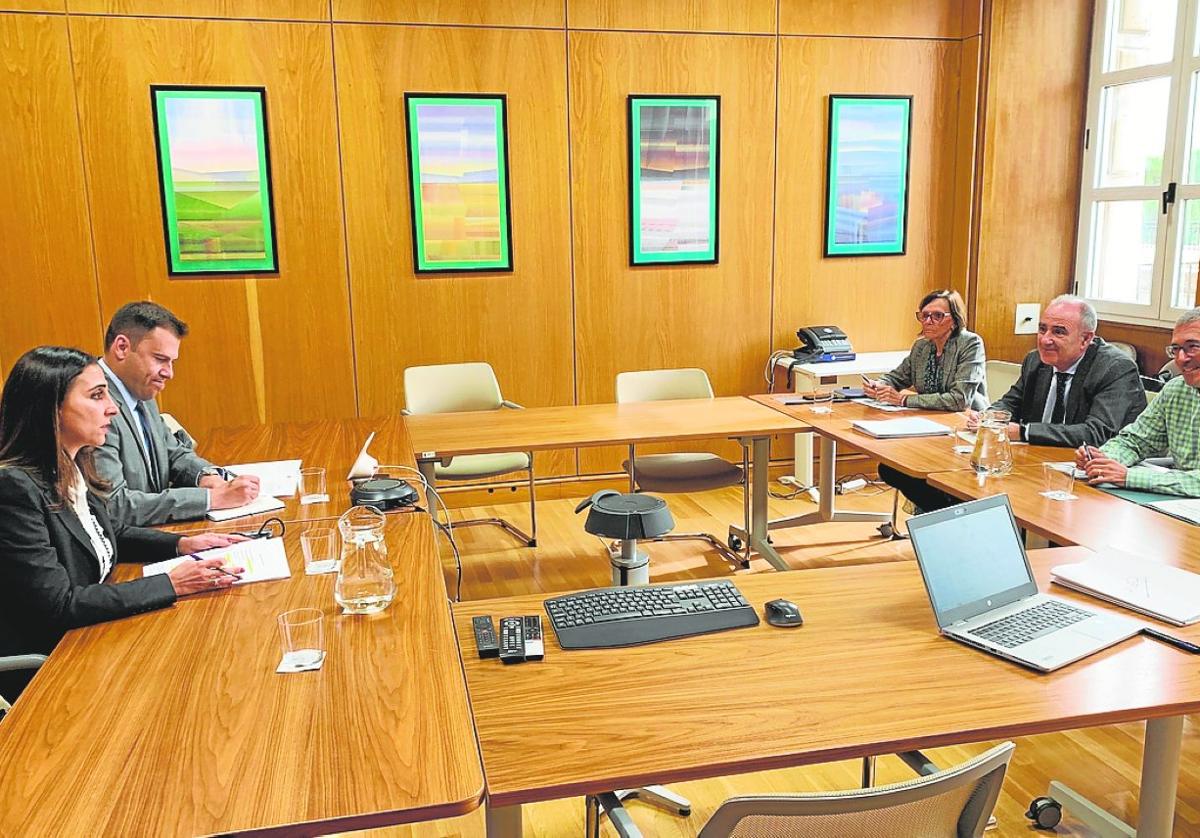 Sara Rubira y José Sandoval, ayer frente a Hugo Morán, Teodoro Estrela y Francisca Baraza.