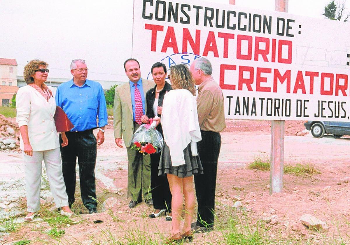 Representantes de Funeraria de Jesús ponen la primera piedra de las obras de Tanatorio de Jesús, en los años noventa.