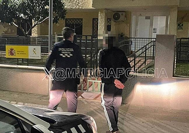 Una agente de la Policía Local detiene al presunto autor de las puñaladas mortales.