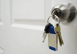 La cerradura de una puerta.