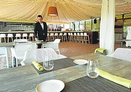 Puesta a punto de las mesas en La Terraza Buenavista.