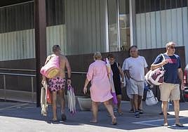 Turistas entran y salen de un hotel en La Manga en una imagen de archivo.