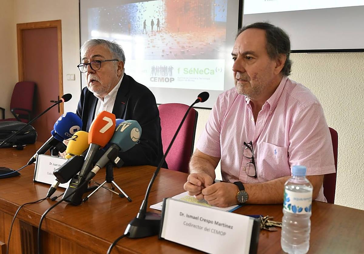 Los responsables del Cemop Juan José García e Ismael Crespo, este jueves, en la presentación de la III Encuesta Nacional de Polarización Política.