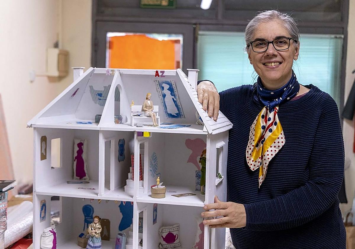 Un mundo de fantasías creíbles. La artista Virginia Bernal. en su estudio en Cartagena esta semana.