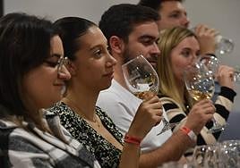 Asistentes a la cata de vinos De Nariz.
